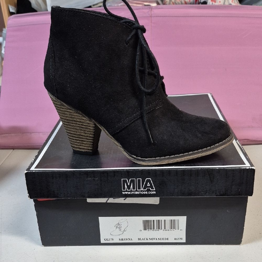 MIA Shawna 6.5 Black Microfiber LaceUp Bootie - New